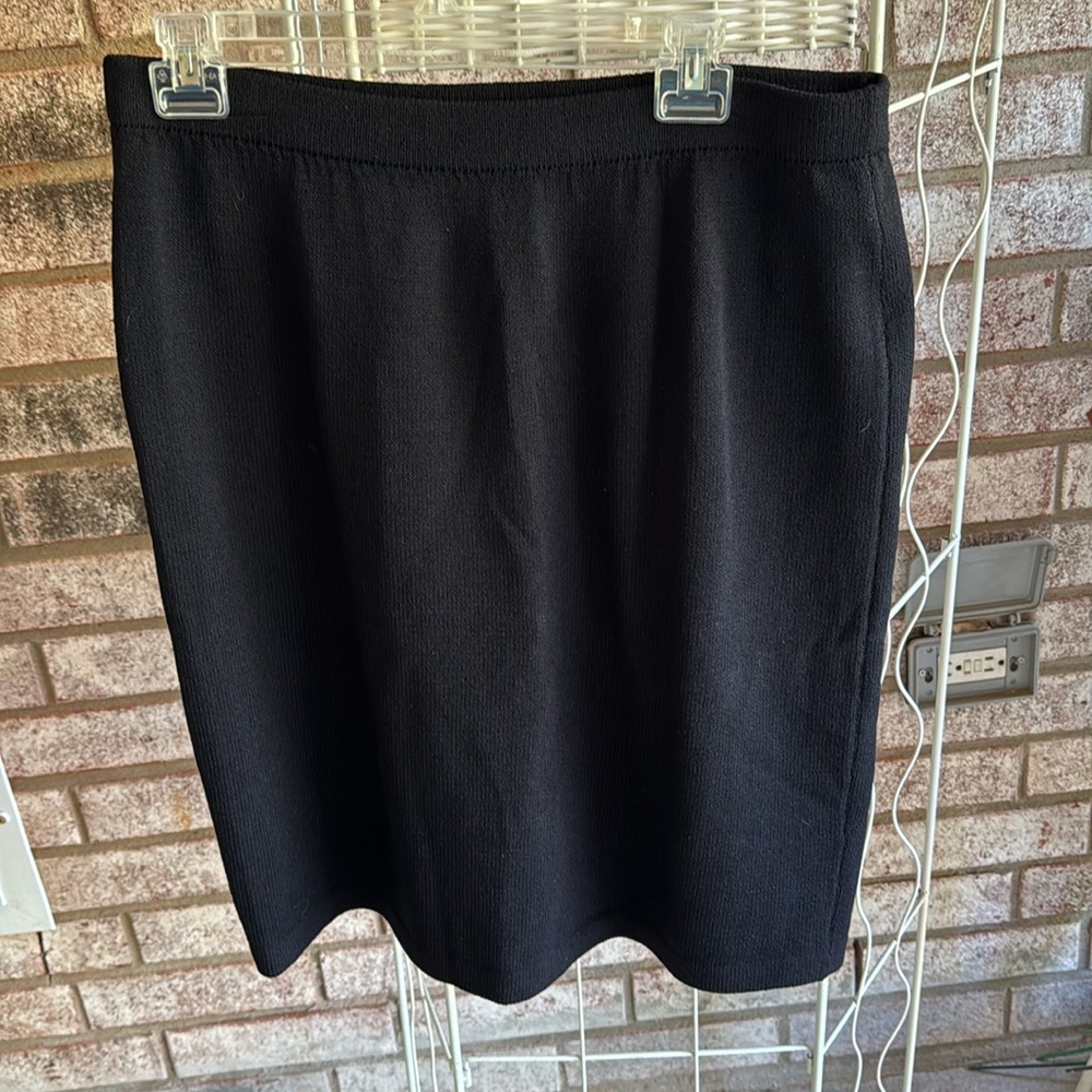 St John Basics Marie Gray Black Santana Knit sz 14 Skirt 24” Stunning